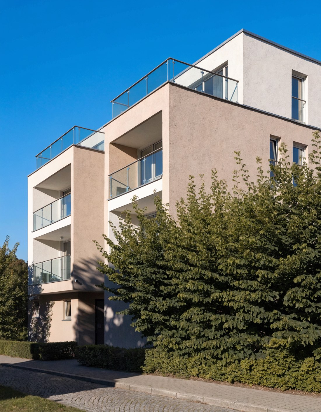 Gepflegtes modernes Mehrfamilienhaus
